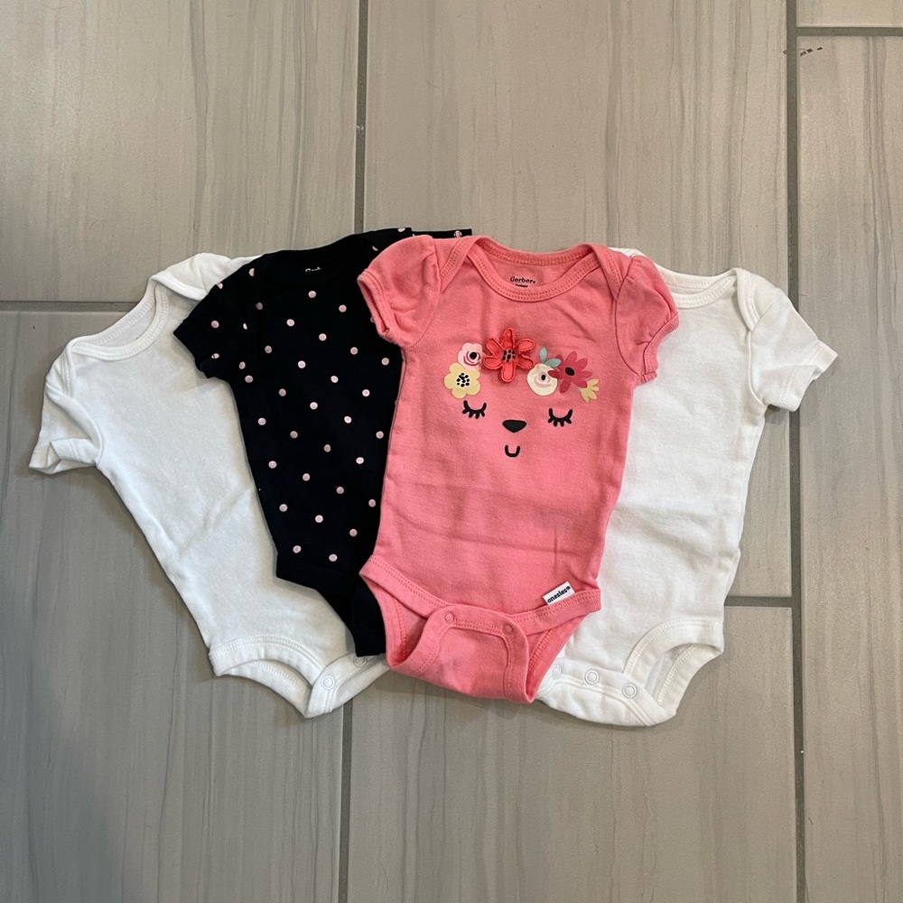 Set of 4 newborn baby onsies 💕💕